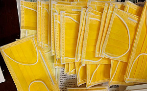 掏千元鈔買口罩！店家找不開 女當場「爆嗆7字」眾傻眼