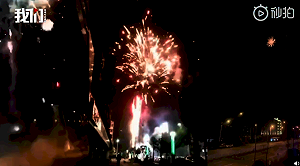 湖北多地逐步解封 潛江民眾放鞭炮慶祝