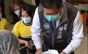 小二生糾正「打菜不能講話」  鄭文燦引歌詞自嘲：安靜的沒這麼快