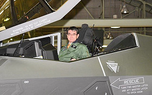 日本F-35A墜海滿周年前夕  河野太郎親登戰機炫武