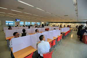 中市府洽公戴口罩、實名登記   用餐分流座位設置隔板