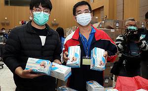 佛心企業家捐70萬個醫療用口罩 韓國瑜轉贈高市校園