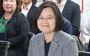 蔡英文：公家機構及軍隊所用的防護衣  以後全部國產