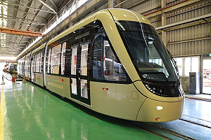 安坑輕軌「光耀金」列車首度亮相 預計2022年底通車