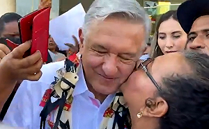 疫情來襲墨西哥總統立壞榜樣 擁抱人群親吻孩子