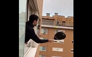 (影)義大利民眾揪鄰居打「高空網球賽」  網直呼：太危險