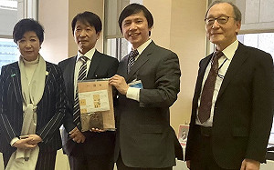 防疫期間老少同樂！本因坊棋士王銘琬贈純棋給東京都知事小池