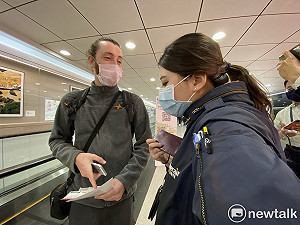 禁止非本國籍入境首日 外籍人士卡關錯愕