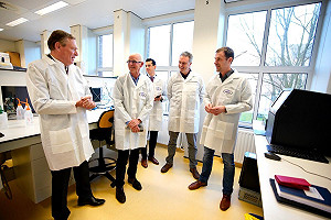 武漢肺炎》防疫工作太操！ 荷蘭衛生部長竟在備詢時暈倒