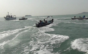 (影) 十幾艘包圍一艘 中國漁船蓄意衝撞我海巡畫面曝光