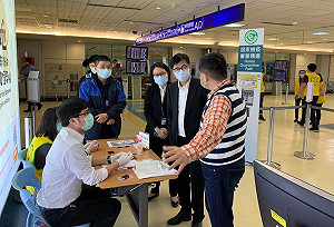 全面邊境管制首日 陳其邁深夜視察桃機檢疫暖心喊「辛苦了」