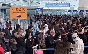 (影)武漢肺炎》好噁！返中人潮塞爆機場  竟向工作人員吐痰！