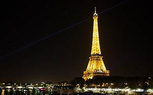 支持醫護抗疫 巴黎鐵塔延長燈光秀