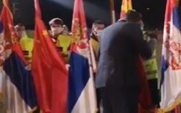 武漢肺炎》真香！塞爾維亞總統吻五星旗 中國網友直接爽歪