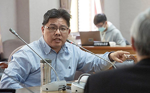 張上淳醫師兒出國惹議 邱顯智：「公平」的期待被破壞了