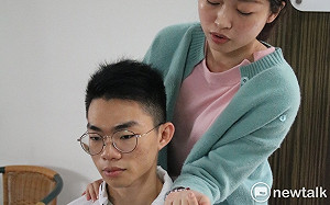 武漢肺炎》宅在家上網肩頸痠痛  學生論文建議「適時伸展收下巴」