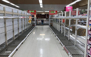 搶不過年輕人？澳洲嬤望貨架「佝僂身影」 1萬人全淚崩