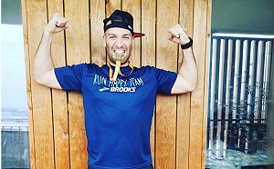 （影）封城也沒差！法男子挑戰「繞陽台3千圈」跑完42.2公里全馬