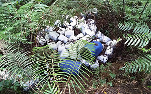 扯！翡翠水庫集水區遭棄置上百廢液桶  環保署：已移送法辦