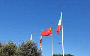 (影) 係金ㄟ? 繼唱中國國歌後  義大利人又降歐盟旗改升中國國旗