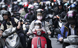 中國再推「一盔一帶」交通新規  韭菜網民: 敢買市面的安全帽嗎？