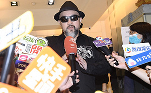 辛龍憔悴現身劉真靈堂 雙手合十不發一語