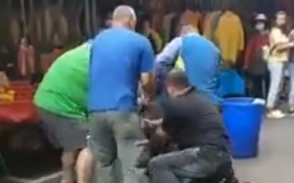 新竹攤販沒戴口罩不聽勸.....  慘遭管委會「4打1」圍毆