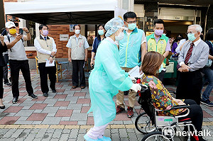 超前部署養護機構防疫應變演練  黃偉哲視察關懷院內長輩