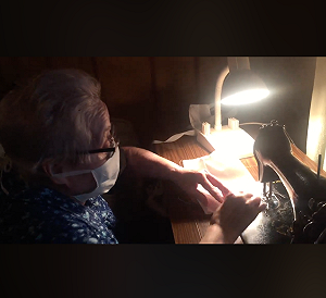 （影）西班牙88歲阿嬤顫抖雙手縫口罩  網友看了好揪心