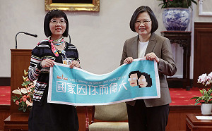 明挺陳時中？蔡英文：時鐘可以順著走 而且走得順