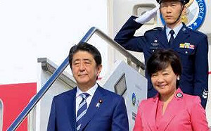 糗大了！安倍老婆「爽揪12友賞櫻拍照」燦笑惹惱網民怒轟