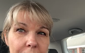 (影)淚眼呼籲別囤貨  英護理師疑感染在家隔離