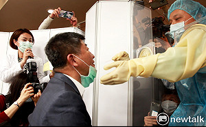 (影)驚! 防疫部長被隔離? 陳時中隔窗示範「移動式檢查屏風」