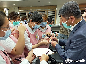 側記》醫護人員見偶像要簽名 陳時中高親和力來者不拒