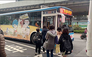 配合線狀開通  930公車取消站位？ 葉元之促增班行駛