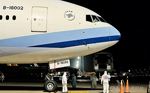 武漢肺炎》湖北類包機深夜抵台  153名旅客防疫檢查