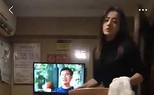 太美有罪? 足浴店員神似迪麗熱巴 網民大力宣傳害店被關！