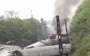 (影) 禍不單行! 疫情橫行 濟南至廣州列車遇坍方又翻覆