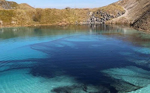 武漢肺炎》為阻旅客湧入 英警將夢幻藍色湖泊染黑防疫