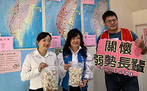 防疫期送暖 許崑源1500顆愛心水餃贈華山基金會獨居老人