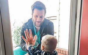 武漢肺炎》需對家人負責！ 醫師父與兒隔玻璃手貼手引暖心回覆