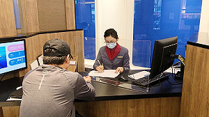 防疫措施持續改良！華航櫃檯裝壓克力隔板防飛沫傳播