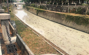 愛河濁如「珍奶」 環保局清出550kg垃圾