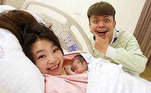 「蔡波能」愚人節報到！蔡阿嘎公開二寶正面照 網：好像鬼娃恰吉