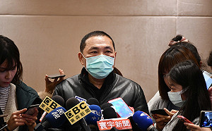 侯友宜再籲中央下令：搭公車捷運需戴口罩