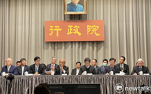 蘇揆率13官員出席臨時院會後記者會 僅林佳龍戴口罩