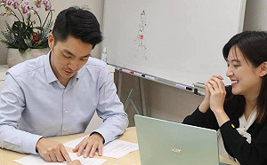 猜猜兩人在做什麼？何庭歡廣播節目開播前 先與蔣萬安合體