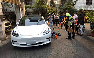 5歲童騎腳踏車撞特斯拉 警方依規酒測引議論