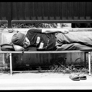 武漢肺炎》人間悲劇！日本街友慘斷糧 撿地上口罩來戴