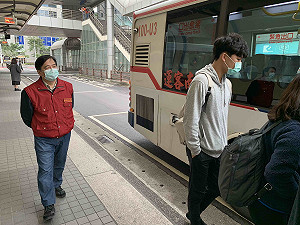 新北搭公車強制戴口罩第二天 234位無罩民眾配合勸導